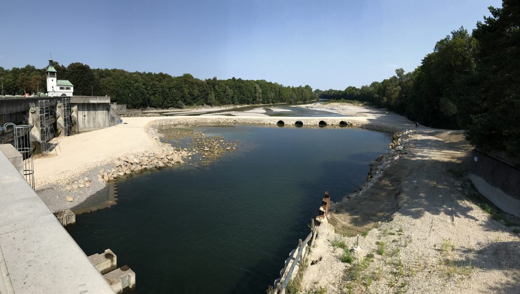 Blick auf den Damm als Baustellenzufahrt am Hochablass