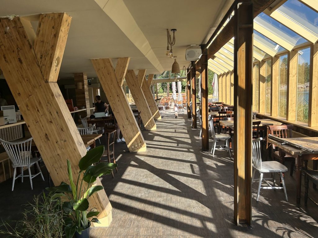 Terrassenbereich des Bootshauses am Kuhsee