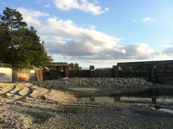 Betonsteg über den Hochablass abgebrochen Baustelle Hochablass Weg Abgebrochen