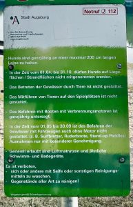 Hinweisschild der Stadt Augsburg am Kuhsee mit Regeln zum Befahren des Gewässers